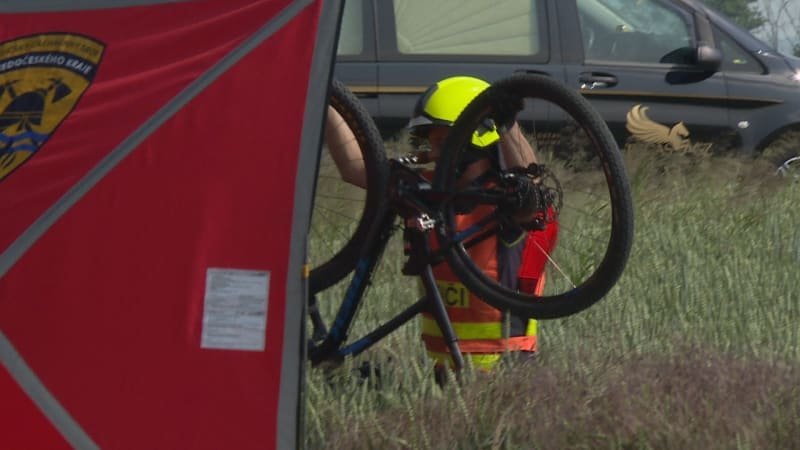 Mrtvý cyklista nedaleko od Prahy: Zřejmě nedal přednost, lékaři ho již nedokázali zachránit