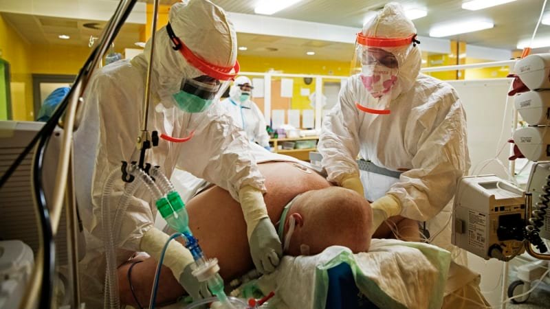 Nový covid se šíří po Evropě. Jako se pořezat v krku žiletkou, popisuje příznaky lékař Nový covid se šíří po Evropě. Jako se pořezat v krku žiletkou, popisuje příznaky lékař