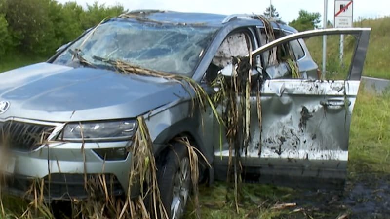 Auto vletělo přes střechu do nádrže v Ďáblicích. Řidičku a malé dítě zachránil pohotový svědek Auto vletělo přes střechu do nádrže v Ďáblicích. Řidičku a malé dítě zachránil pohotový svědek