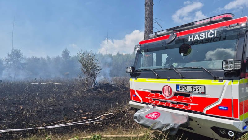 Na Olomoucku hoří les, hasiči vyhlásili třetí stupeň poplachu. Do akce vyrazil i vrtulník Na Olomoucku hoří les, hasiči vyhlásili třetí stupeň poplachu. Do akce vyrazil i vrtulník
