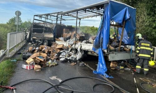 Mimořádná tragédie na Slovensku: Střet kamionu s dodávkou nepřežili čtyři lidé, vypukl požár