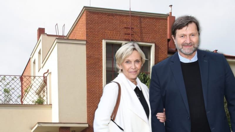 Jan Hrušínský žije s rodinou v honosné pražské vile. Vlastnoručně ji postavil jeho děda Jan Hrušínský žije s rodinou v honosné pražské vile. Vlastnoručně ji postavil jeho děda