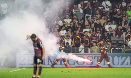VIDEO Chuligáni prerušili zápas, hráči utekali z ihriska. Bývalý dlhoročný tím Slováka padol do Serie C