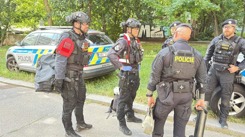 Manévry na Praze 10: Ozbrojeného muže zadržela zásahová jednotka, v bytě zajistila zbraň