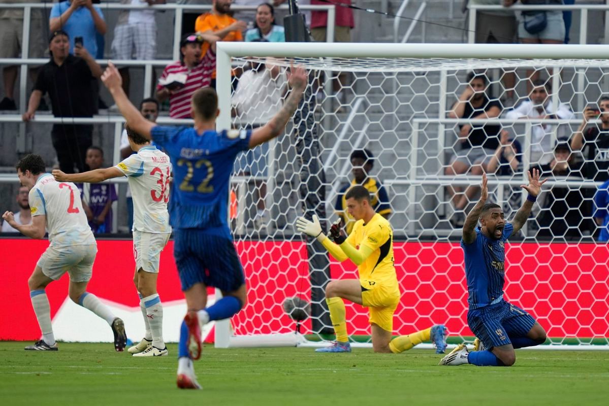 VIDEO Ambiciózny Al Hilal s viacerými hviezdami tvrdo narazil na rakúsky Salzburg VIDEO Ambiciózny Al Hilal s viacerými hviezdami tvrdo narazil na rakúsky Salzburg
