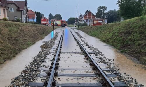 Zastavené vlaky, popadané stromy a lidé bez proudu. Bouřky ochromily jih Čech