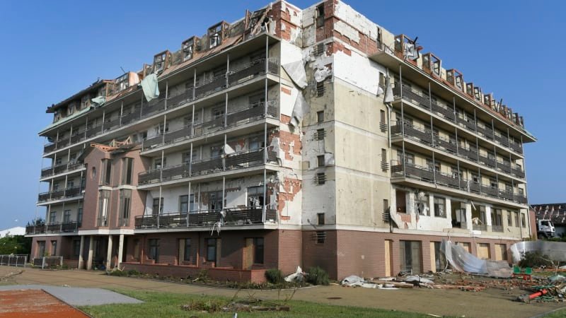 Stát dá na obnovu domova pro seniory v Hodoníně přes 200 milionů. Poničilo ho tornádo Stát dá na obnovu domova pro seniory v Hodoníně přes 200 milionů. Poničilo ho tornádo
