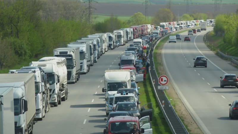 Hromadná nehoda uzavřela dálnici D10 u Turnova. Po srážce osmi aut jsou na místě zranění