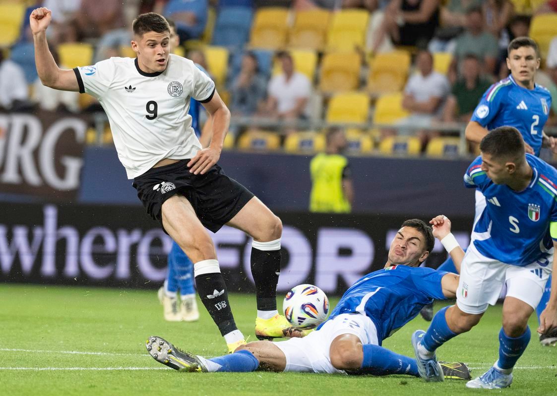 Šialená bitka. Súper Slovákov zo skupiny dohrával v 9, no štvrťfinále poslal do predĺženia