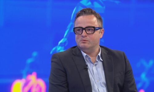Vláda hlasování o nedůvěře ustojí, věří Sochor. Jaké šance dává Motoristům a SOCDEM?