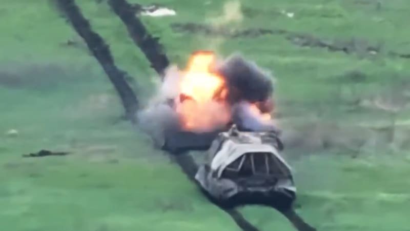Záběry ukrajinské demolice ruských želvích tanků. Pokrovsk je obklíčen hromadou šrotu Záběry ukrajinské demolice ruských želvích tanků. Pokrovsk je obklíčen hromadou šrotu