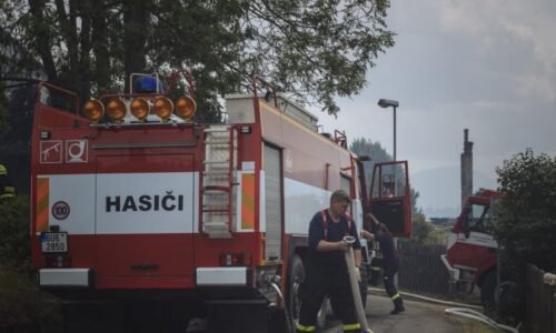 Hoří České Švýcarsko. Plameny se šíří lesem, hasiči chtějí shazovat vodu z vrtulníku