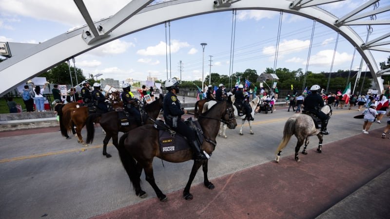 USA v ohni protestů: Už i Texas nasadil armádu. Bezpráví skončí zatčením, varoval guvernér USA v ohni protestů: Už i Texas nasadil armádu. Bezpráví skončí zatčením, varoval guvernér