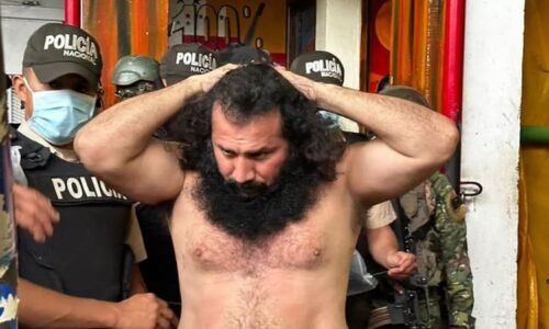 Král podsvětí s pistolí u hlavy: Video ukazuje zadržení nejhledanějšího zločince v Ekvádoru
