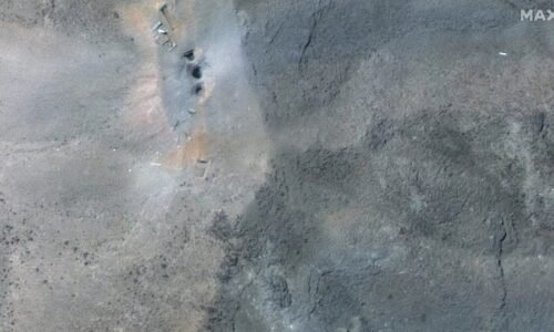 VIDEO: Satelitné snímky firmy Maxar po útokoch amerických bombardérov na iránske jadrové zariadenia ukazujú, že protibunkrové bomby zlyhali a explodovali na povrchu skalného masívu rovnako ako pred rokmi v Afganistane pri úderoch na jaskynný komplex Tora Bora.