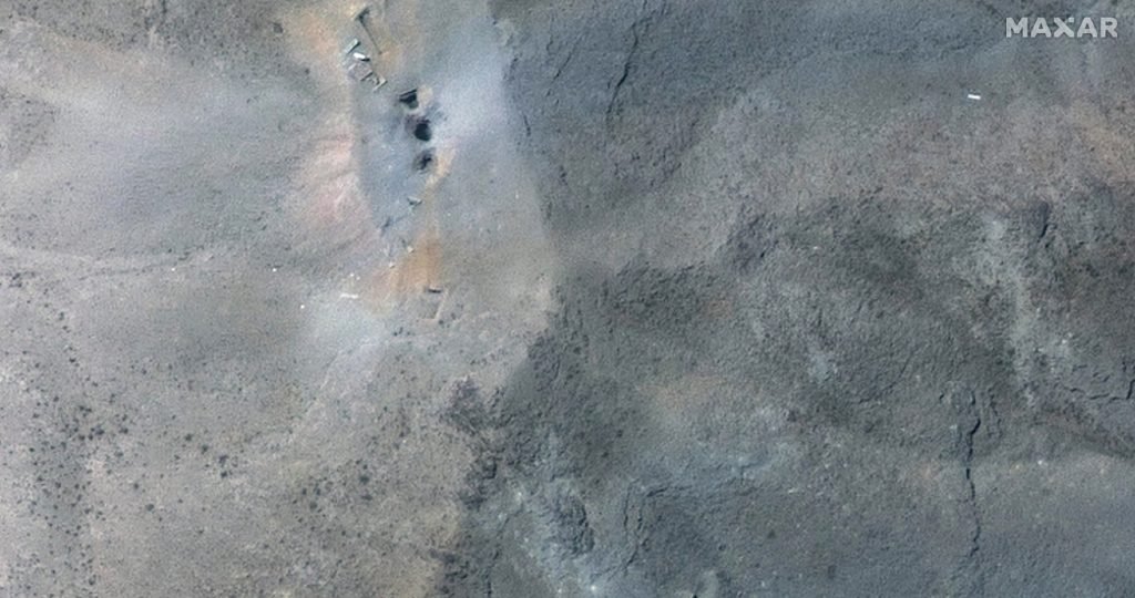 VIDEO: Satelitné snímky firmy Maxar po útokoch amerických bombardérov na iránske jadrové zariadenia ukazujú, že protibunkrové bomby zlyhali a explodovali na povrchu skalného masívu rovnako ako pred rokmi v Afganistane pri úderoch na jaskynný komplex Tora Bora. VIDEO: Satelitné snímky firmy Maxar po útokoch amerických bombardérov na iránske jadrové zariadenia ukazujú, že protibunkrové bomby zlyhali a explodovali na povrchu skalného masívu rovnako ako pred rokmi v Afganistane pri úderoch na jaskynný komplex Tora Bora.