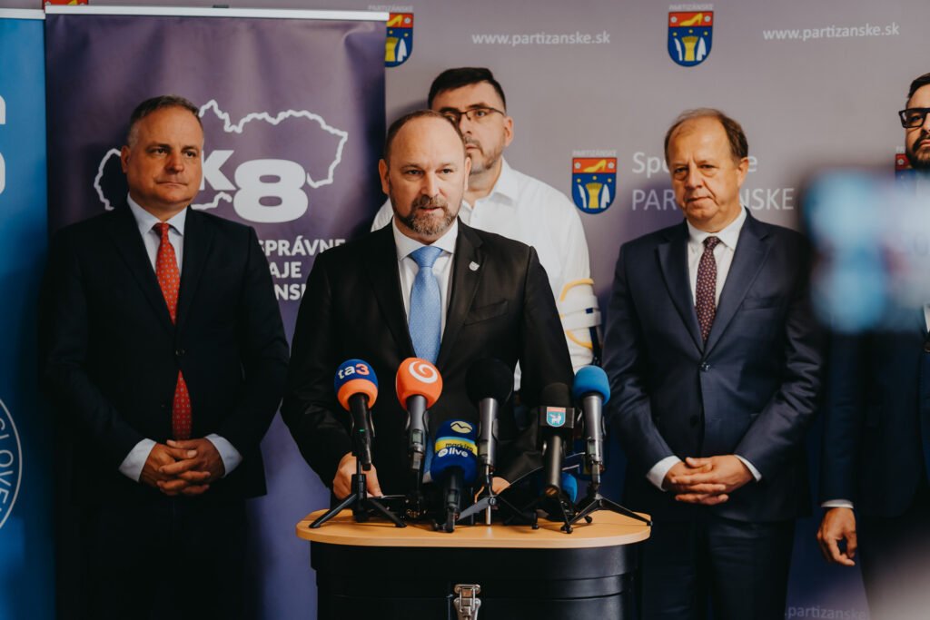 Vláda chce zobrať samosprávam 200 miliónov. Ohrozuje tak tisíce projektov a služby pre občanov Vláda chce zobrať samosprávam 200 miliónov. Ohrozuje tak tisíce projektov a služby pre občanov