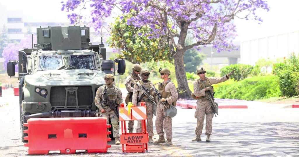 VIDEO: Kvôli násilnostiam v Los Angeles boli na ochranu federálnych inštitúcií do ulíc vyslaní príslušníci námornej pechoty VIDEO: Kvôli násilnostiam v Los Angeles boli na ochranu federálnych inštitúcií do ulíc vyslaní príslušníci námornej pechoty