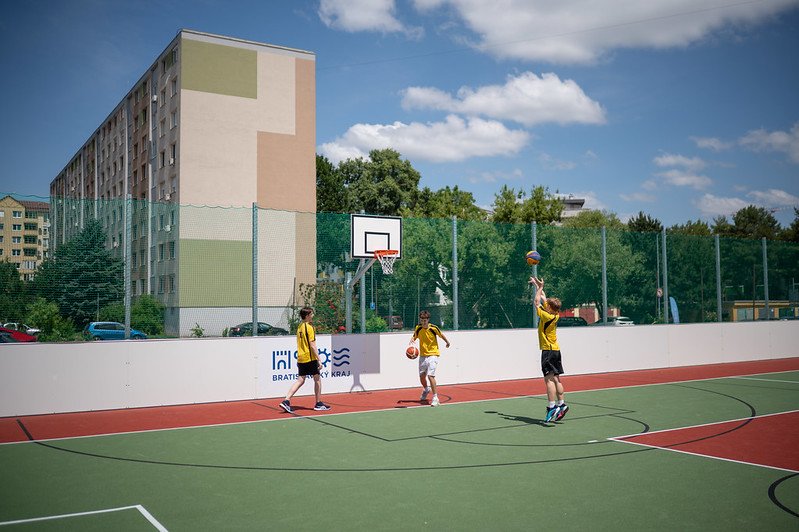 Župná stredná škola v Ružinove má nové športovisko. K dispozícii bude žiakom aj verejnosti Župná stredná škola v Ružinove má nové športovisko. K dispozícii bude žiakom aj verejnosti