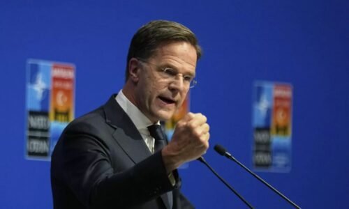 Byrokracia NATO obletuje Trumpa a sľubuje mu všetko pod slnkom