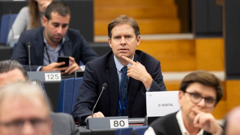 Dostál se v europarlamentu zastával čínských komunistů. Polský kolega ho tvrdě usadil Dostál se v europarlamentu zastával čínských komunistů. Polský kolega ho tvrdě usadil