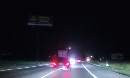 Divoká honička s policií: Ujíždět měl opilý slovenský hudebník, autem nabořil do svodidel