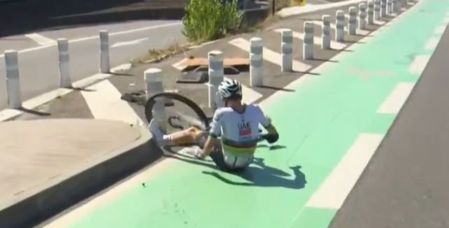 VIDEO Tour de France: Pekné gesto najväčších súperov Pogačara. Po nešťastnom páde ho športovo počkali