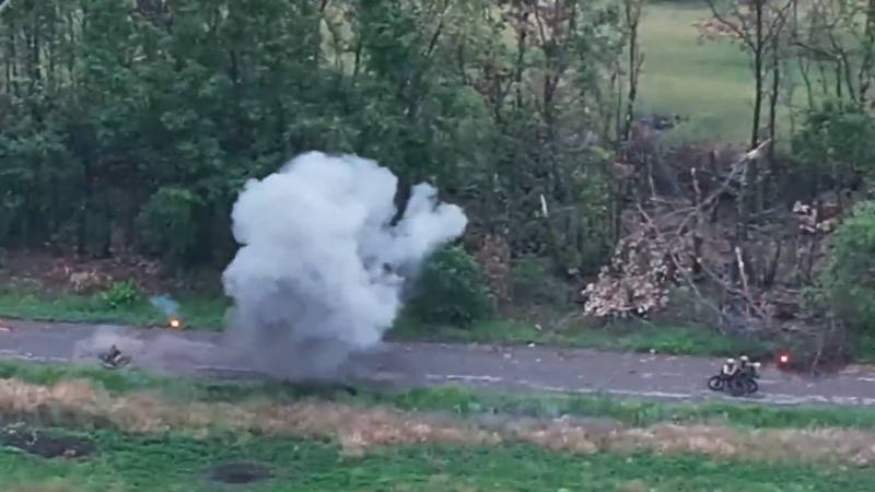 Ukrajinská dronová elita v akci. „Maďarovi ptáci“ vyzobali Rusy na motorkách, ti zkáze neujeli Ukrajinská dronová elita v akci. „Maďarovi ptáci“ vyzobali Rusy na motorkách, ti zkáze neujeli