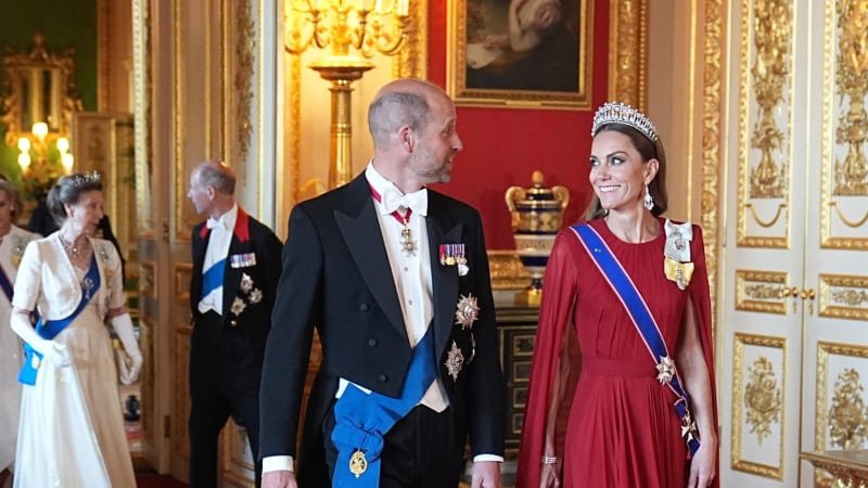 Princezna Kate zazářila na státním banketu. Róbou vzdala hold Francii i královské rodině Princezna Kate zazářila na státním banketu. Róbou vzdala hold Francii i královské rodině