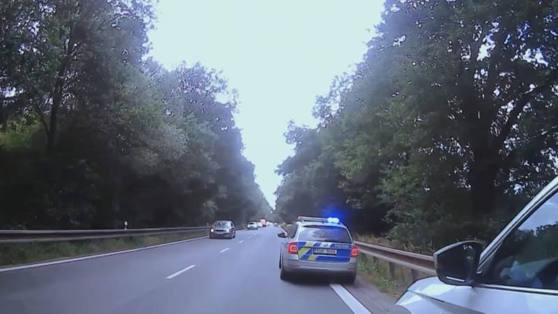 Hrdinní policisté z Neratovic zachránili dvouletou holčičku. Zmodrala a přestala dýchat Hrdinní policisté z Neratovic zachránili dvouletou holčičku. Zmodrala a přestala dýchat