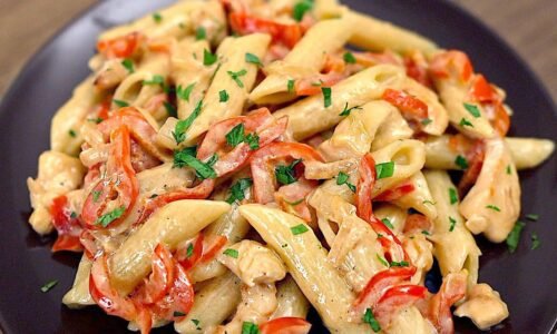 Leckere Pasta mit Hühnchen und Paprika in einer cremigen Sauce in 15 Minuten!
