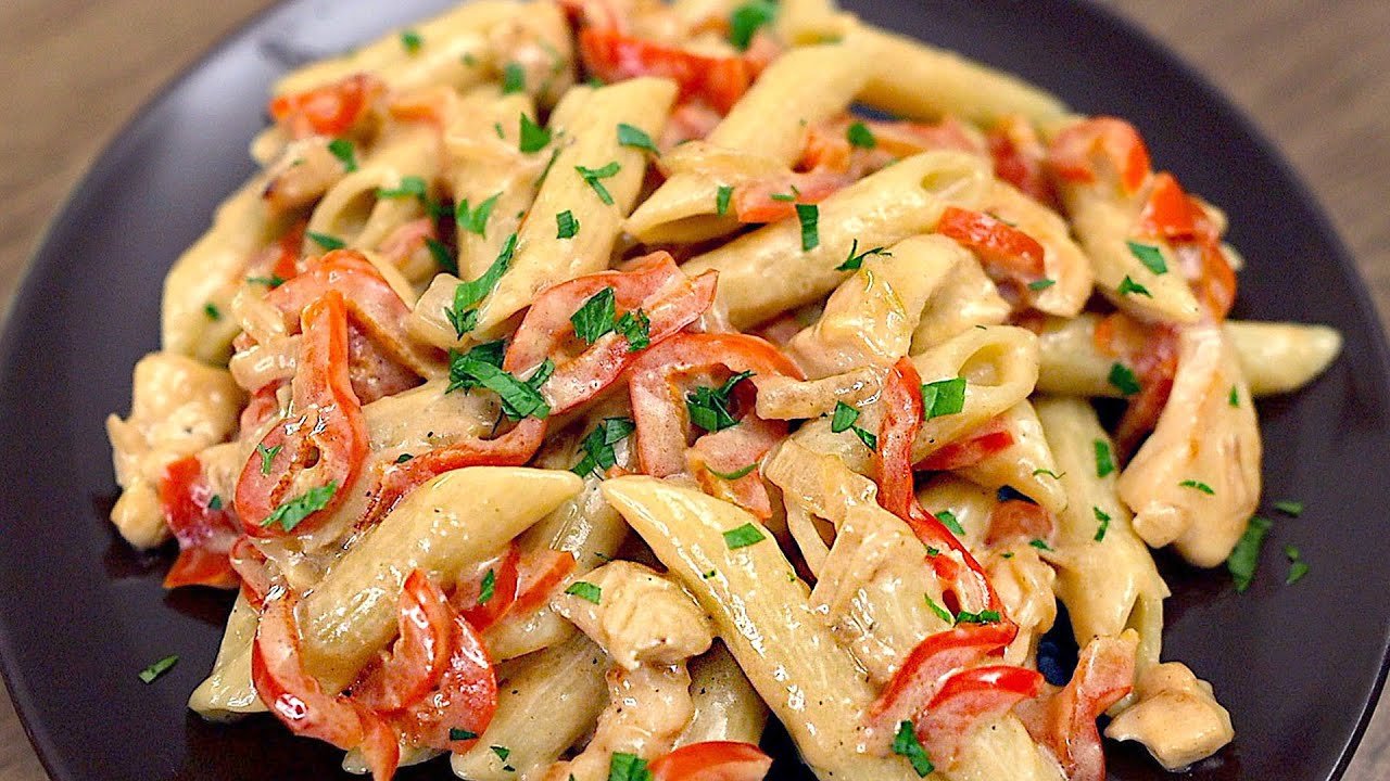 Leckere Pasta mit Hühnchen und Paprika in einer cremigen Sauce in 15 Minuten!