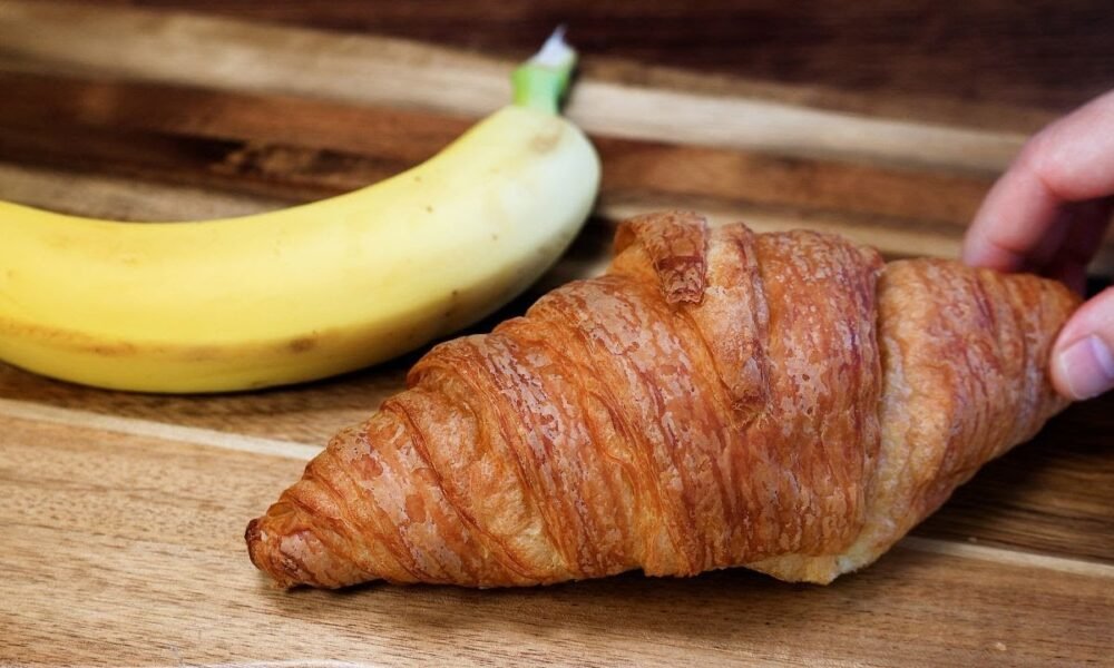 I never thought croissant and banana could be eaten this way! Simple and delicious snack recipe