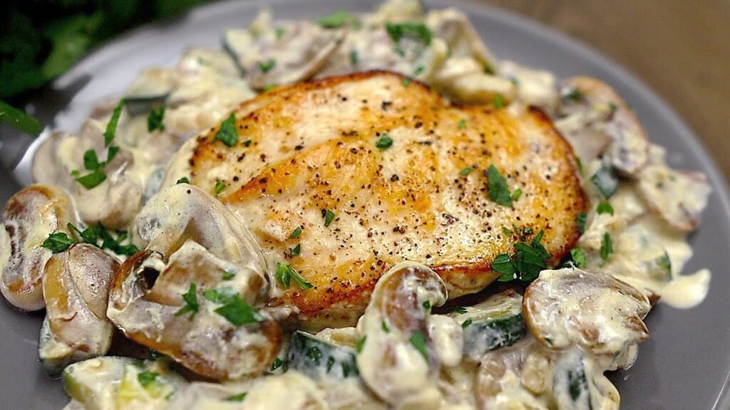 Hähnchenbrust mit champignons und zucchini in cremiger sauce – ein zartes abendessen in 20 minuten!