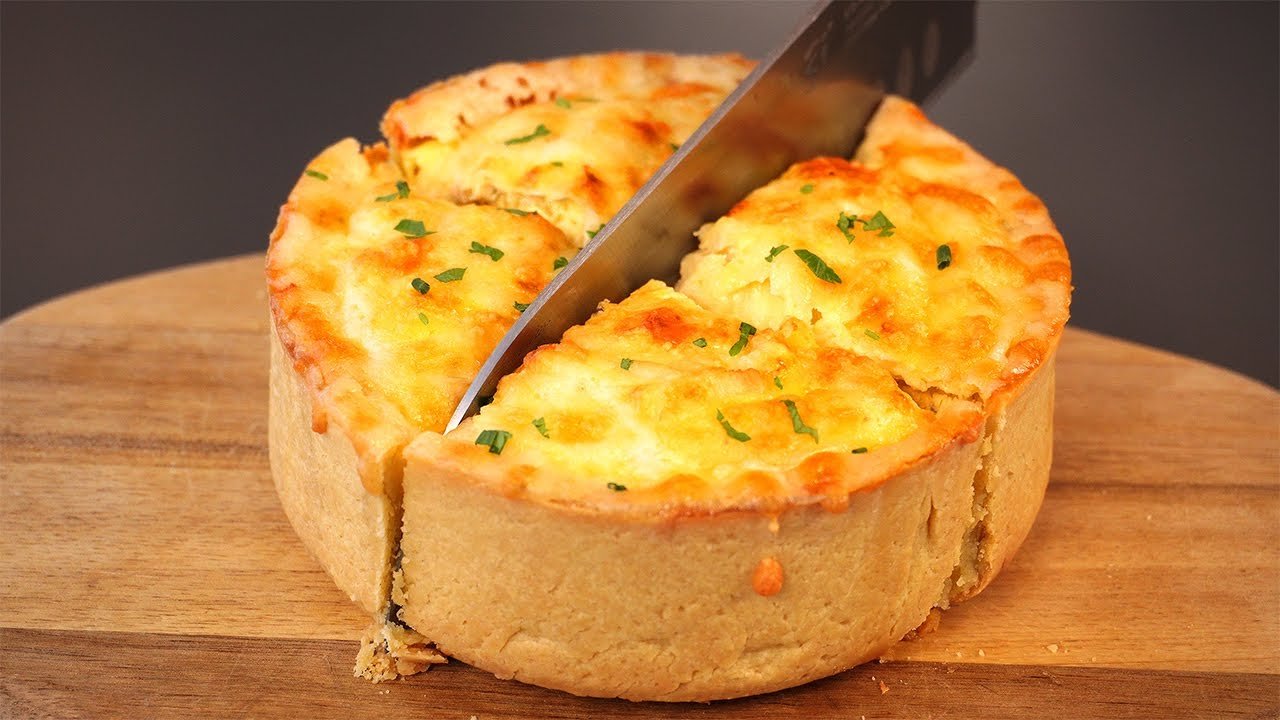 Stumped on dinner ideas? 🍏🍗🧀 Grab this pie and let your taste buds party! It’s seriously yum.