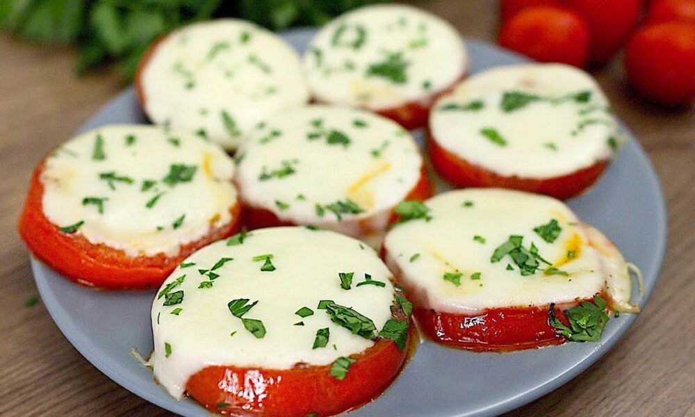 Gebratene Tomaten mit Käse in einer Pfanne! Schnelles und leckeres Frühstück!