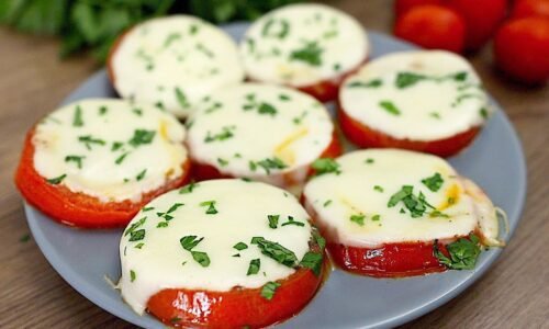 Gebratene Tomaten mit Käse in einer Pfanne! Schnelles und leckeres Frühstück!