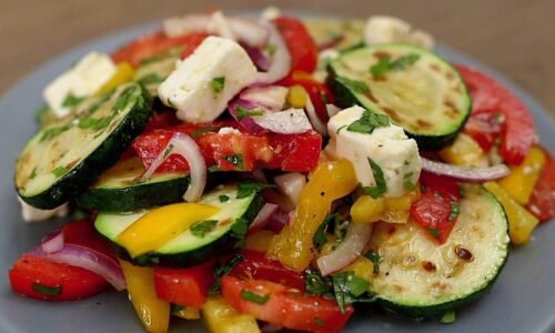 Sommerlicher Gemüsesalat mit Zucchini und Feta – einfach und gesund!