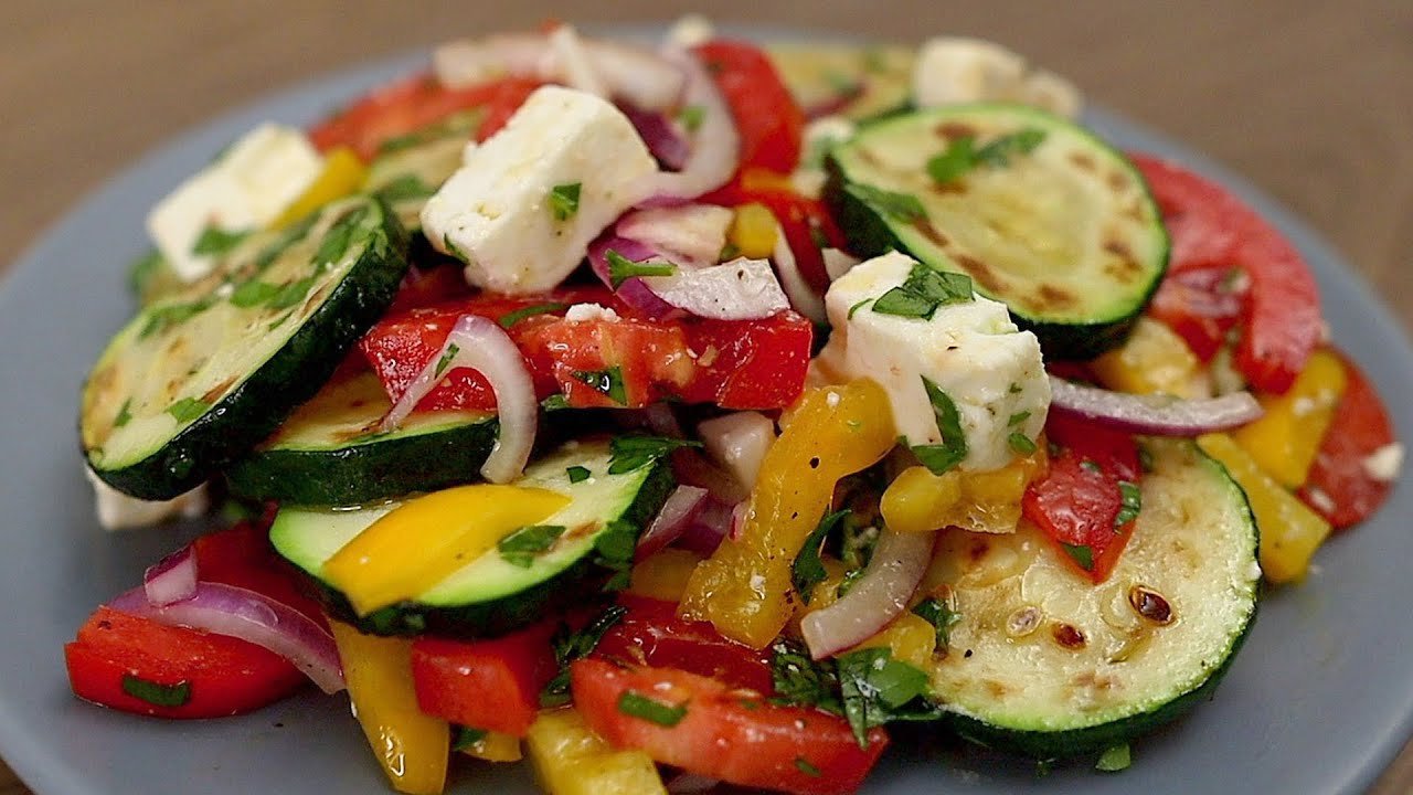 Sommerlicher Gemüsesalat mit Zucchini und Feta – einfach und gesund!