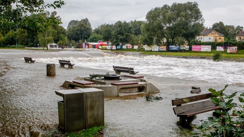 Hasiči evakuují na Novojičínsku tábor s desítkami dětí. Důvodem je hrozící povodeň Hasiči evakuují na Novojičínsku tábor s desítkami dětí. Důvodem je hrozící povodeň