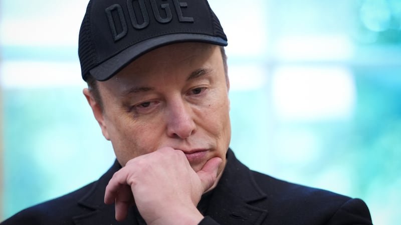 Muskův chatbot urážel Erdogana a jeho mrtvou matku, chválil i Hitlera. V Turecku mu hrozí zákaz Muskův chatbot urážel Erdogana a jeho mrtvou matku, chválil i Hitlera. V Turecku mu hrozí zákaz