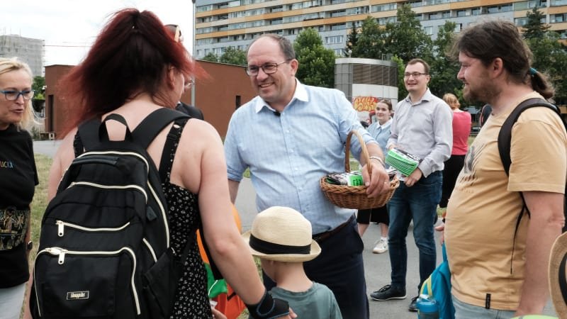 OBRAZEM: Výborný běhá po sídlišti, Bartoš se nechává grilovat. Politici před volbami loví hlasy