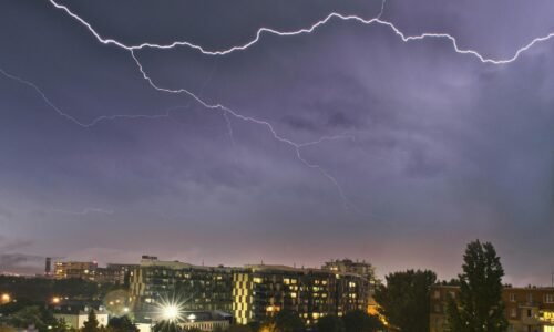 Pondelkové búrky zasiahnu celé Slovensko, východnú časť v poobedných hodinách. Môžu padať aj krúpy