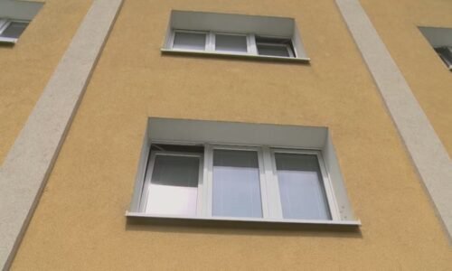 Jen pro silné povahy: Muž na plzeňském sídlišti terorizuje své sousedy močí, kterou lije z okna