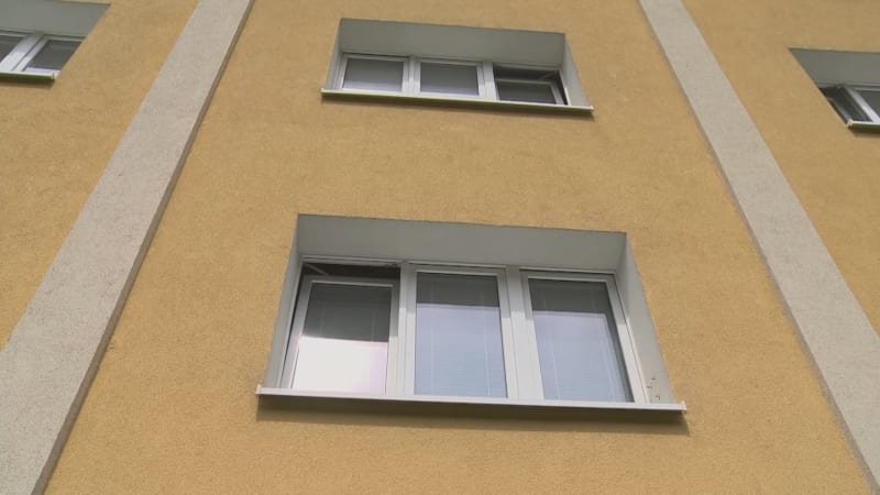 Jen pro silné povahy: Muž na plzeňském sídlišti terorizuje své sousedy močí, kterou lije z okna Jen pro silné povahy: Muž na plzeňském sídlišti terorizuje své sousedy močí, kterou lije z okna