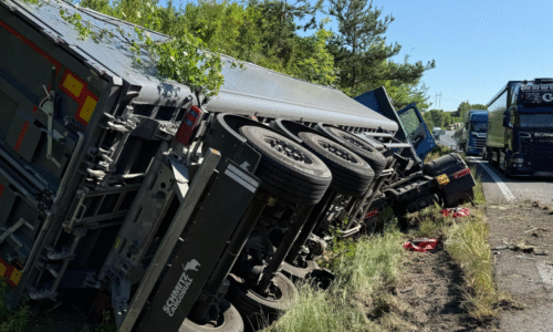 Hromadná nehoda na Mělnicku: Náklaďák se převrátil na osobní auto, mezi zraněnými jsou i děti