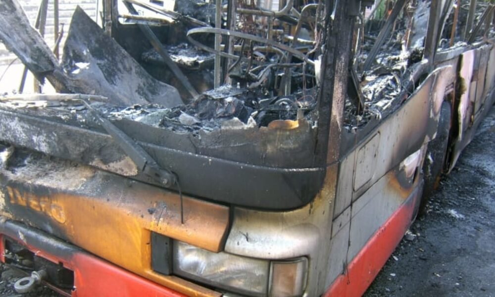 Tragická srážka autobusu a nákladního auta v Pobřeží slonoviny. Zemřelo nejméně 16 lidí