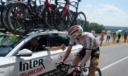 Nemeckého cyklistu zradila fľaša na ceste. Z Tour de France musel odstúpiť