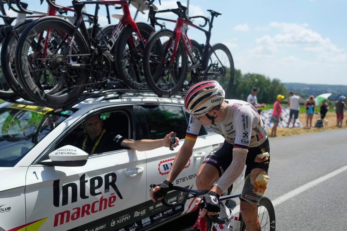 Nemeckého cyklistu zradila fľaša na ceste. Z Tour de France musel odstúpiť