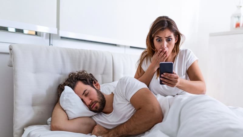 Důvěra nebo kontrola? Češi ve vztahu zpravidla odmítají špehování, téma peněz je ošemetné Důvěra nebo kontrola? Češi ve vztahu zpravidla odmítají špehování, téma peněz je ošemetné